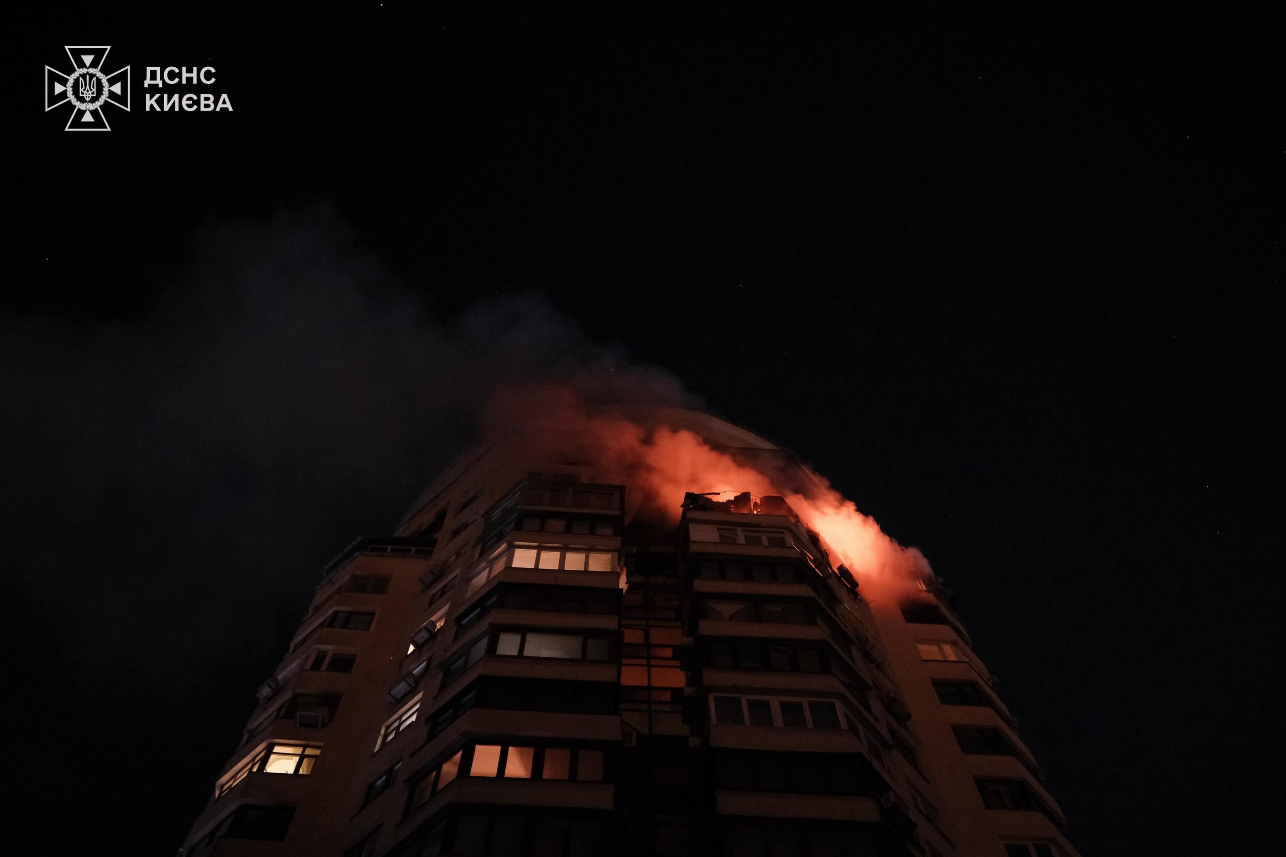 Краплі стають кригою: в ДСНС показали, як гасили пожежу на 16-му поверсі при -20°