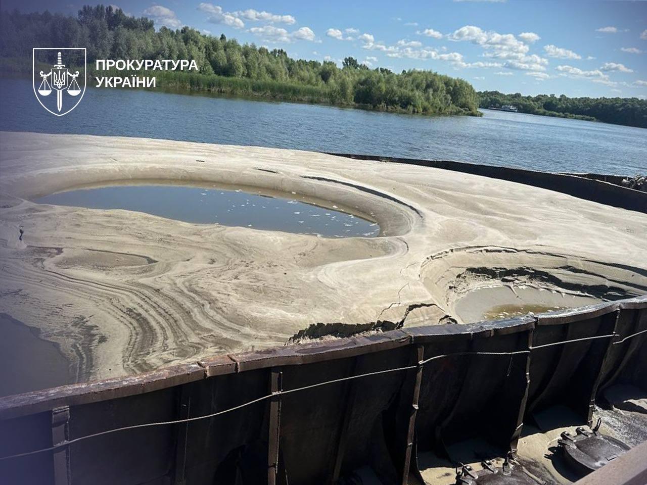 На Київщині викрили масштабний незаконний видобуток піску з Десни