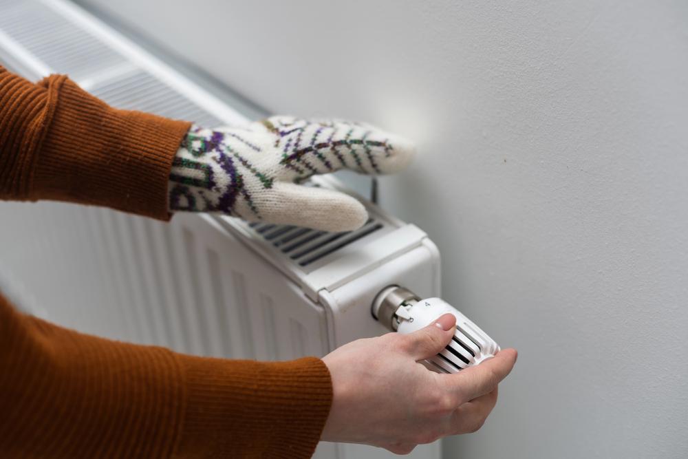 Через масовану атаку лівий берег Києва знову частково без світла та тепла