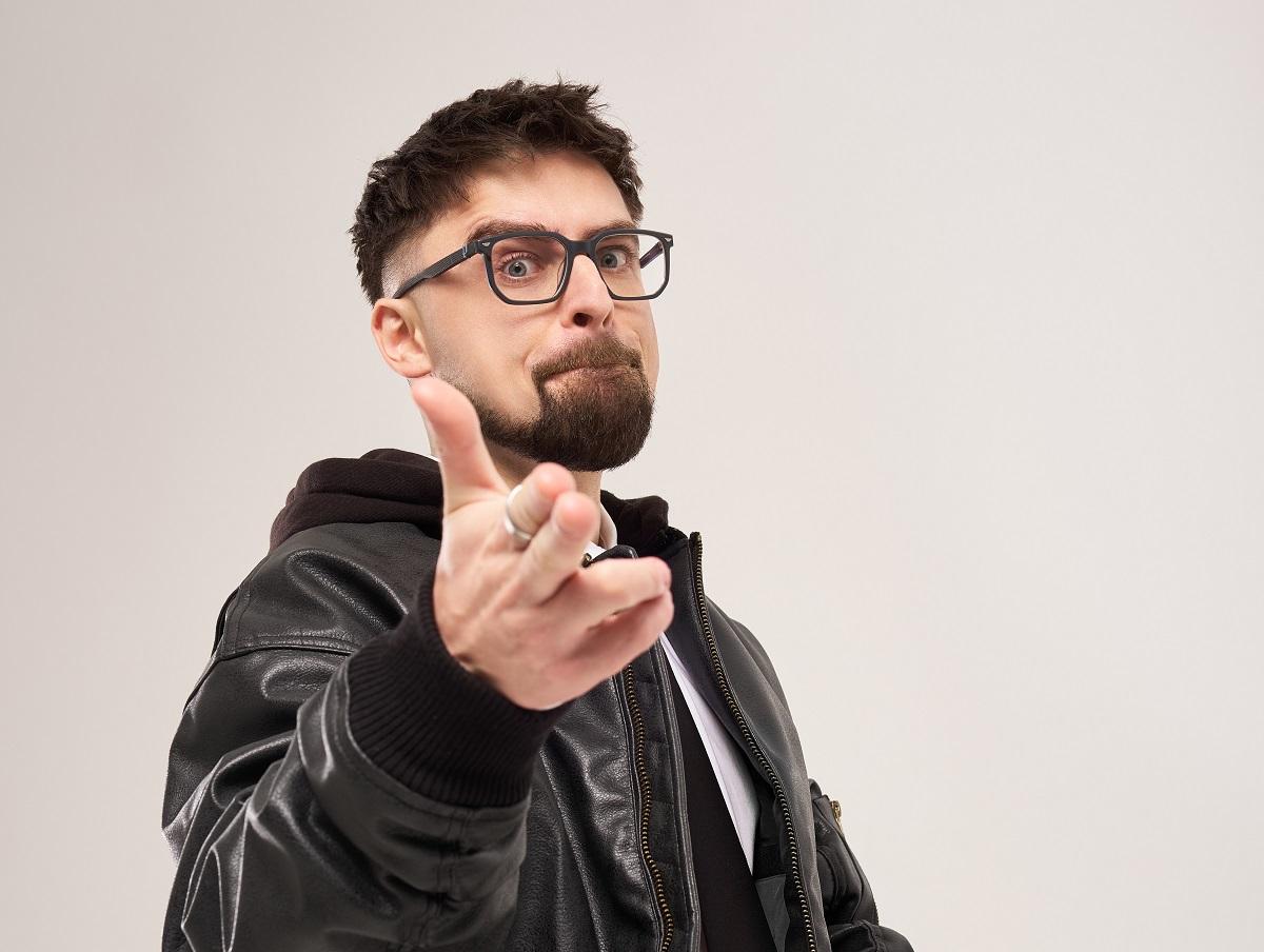 Поп-рок із болем і надією: JULIK здивував піснею про любов, що витримує випробування війною