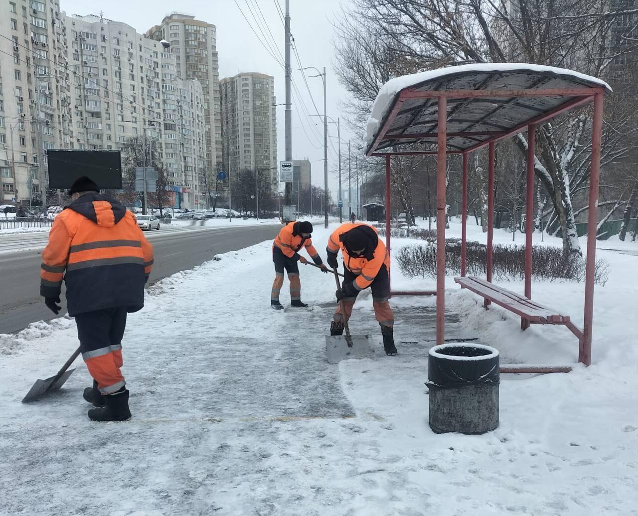 У столиці – ожеледиця, влада звітує про розчищення снігу та просить про увагу на дорозі