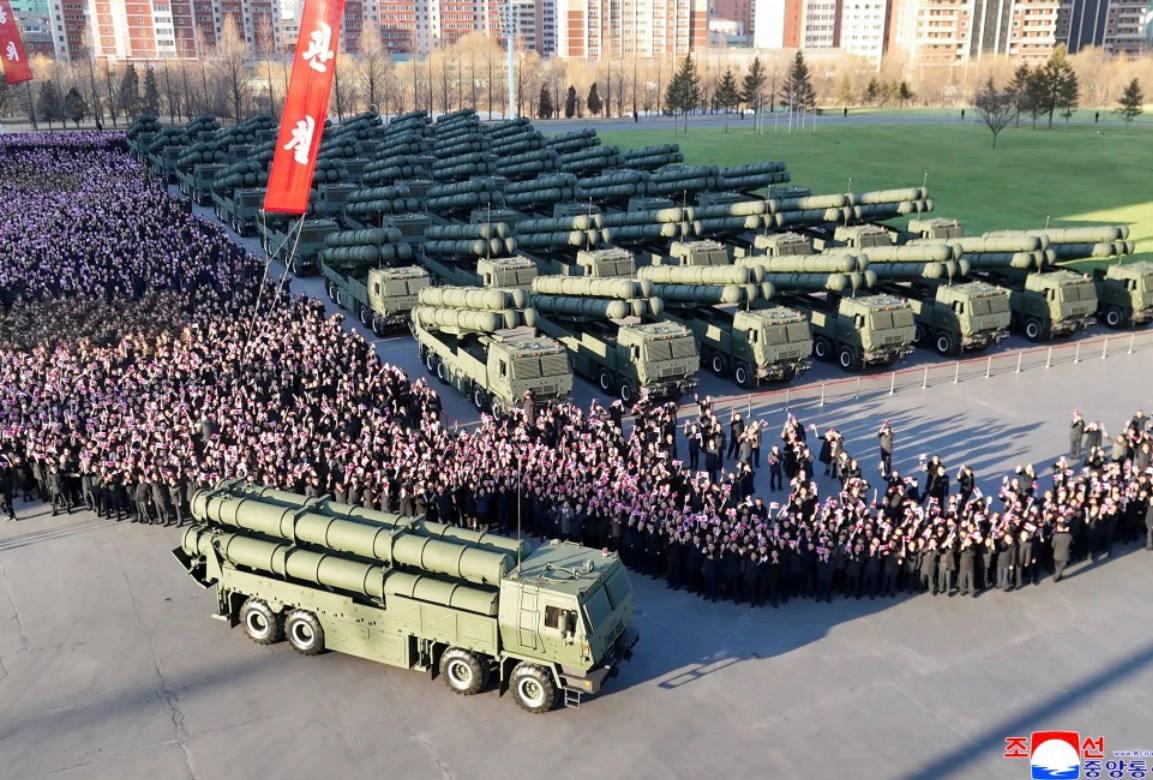 КНДР показала нові РСЗВ калібру 600 мм: Кім Чен Ин заявив про «зброю надпотужних атак»