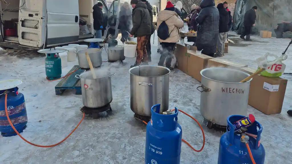 Польський бізнес передав Києву близько тисячі літрів гарячого супу журек