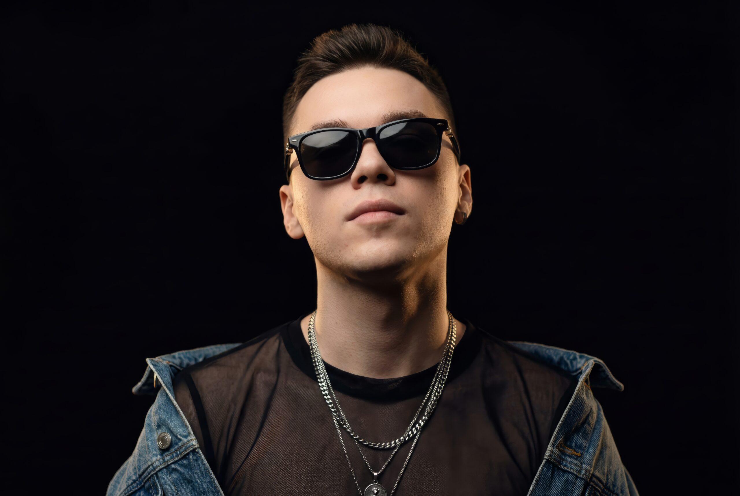 «Люди, вкриті кригою»: РуханкоМен за допомогою ШІ створив кліп про Київ без електрики