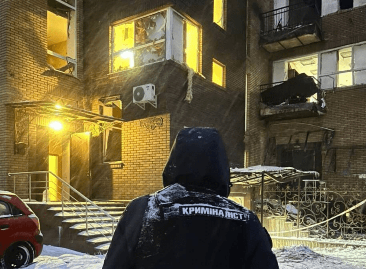 Внаслідок нічного обстрілу у Києві постраждали дві жінки, є руйнування