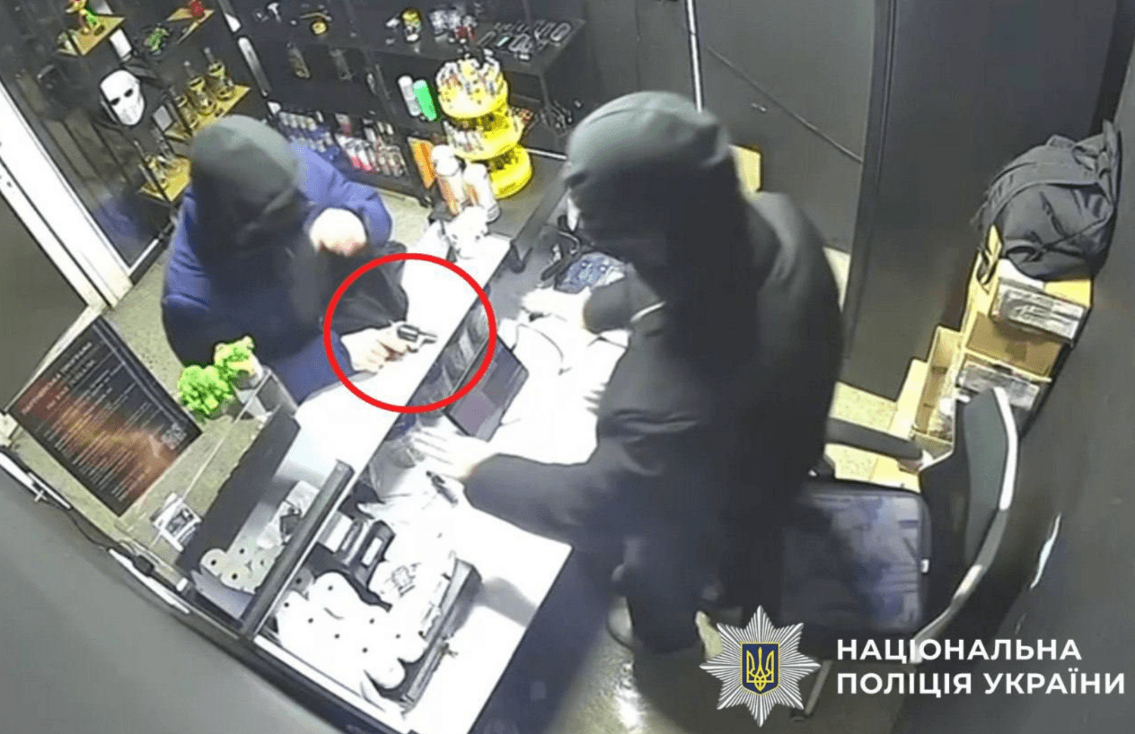 У Києві друзі інсценували розбійний напад на крамницю та вкрали з каси 90 тисяч грн
