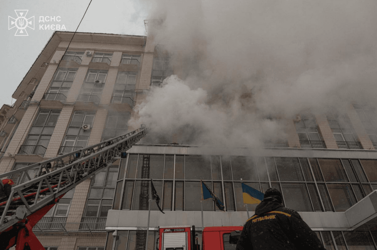 З’явилися подробиці пожежі у готелі «Дніпро»: з будівлі евакуювали 57 людей