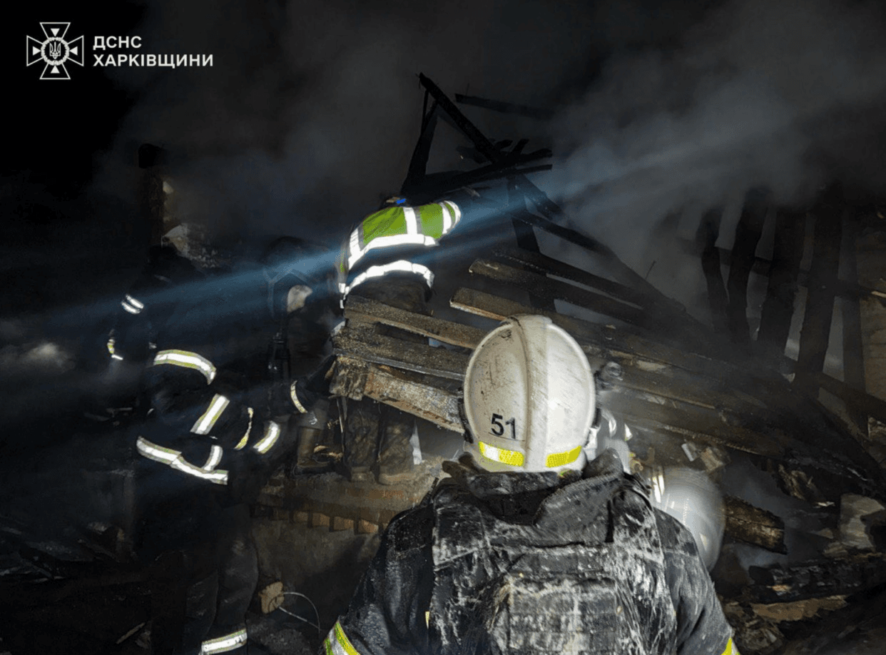 У Богодухові після ворожого удару з-під завалів дістали тіла трьох маленьких дітей та чоловіка