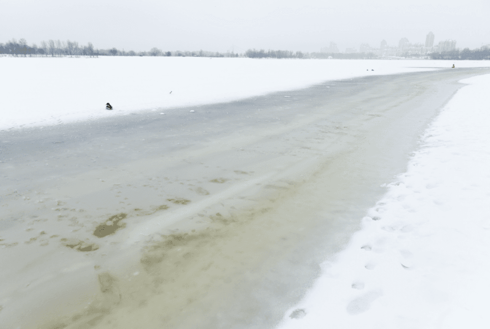 Потепління і нестійкий лід: киян закликають не виходити на водойми