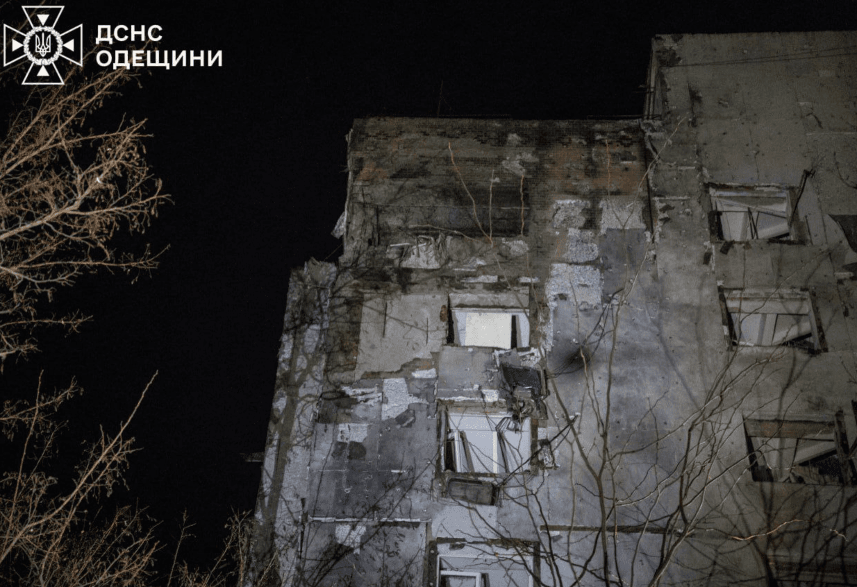 Ворог атакував Одесу: внаслідок влучань загорілись багатоповерхівка, ринок та супермаркет