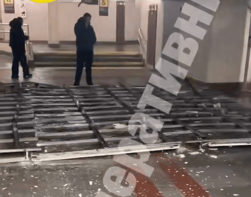 На станції метро «Теремки» впала підвісна стеля