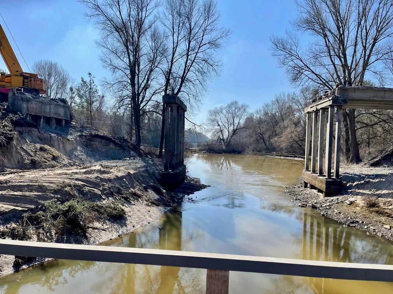 Біля Лебедівки ремонтують аварійний міст: що вже зробили
