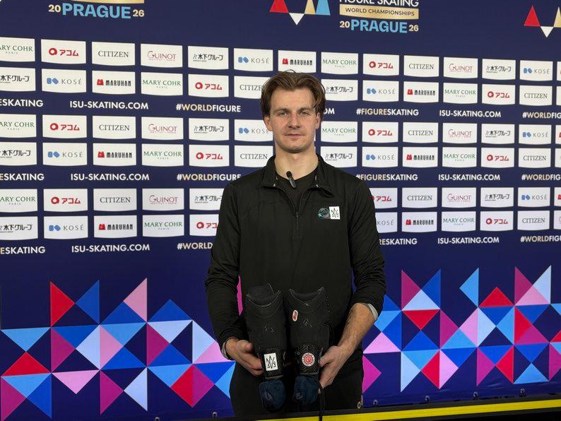 Фігурист Даренський показав наліпку з тризубом ЗСУ на ковзанах перед Чемпіонатом світу