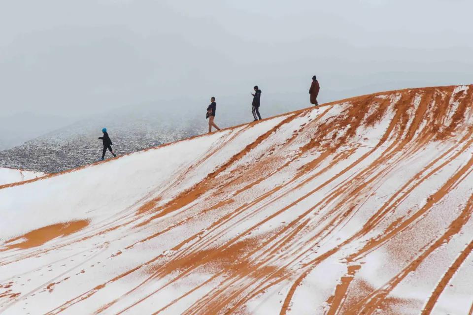 У пустелі Сахара рекордно впала температура і випав сніг