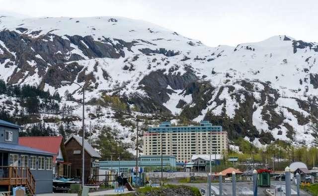 На Алясці є місто, де всі мешкають в одному будинку