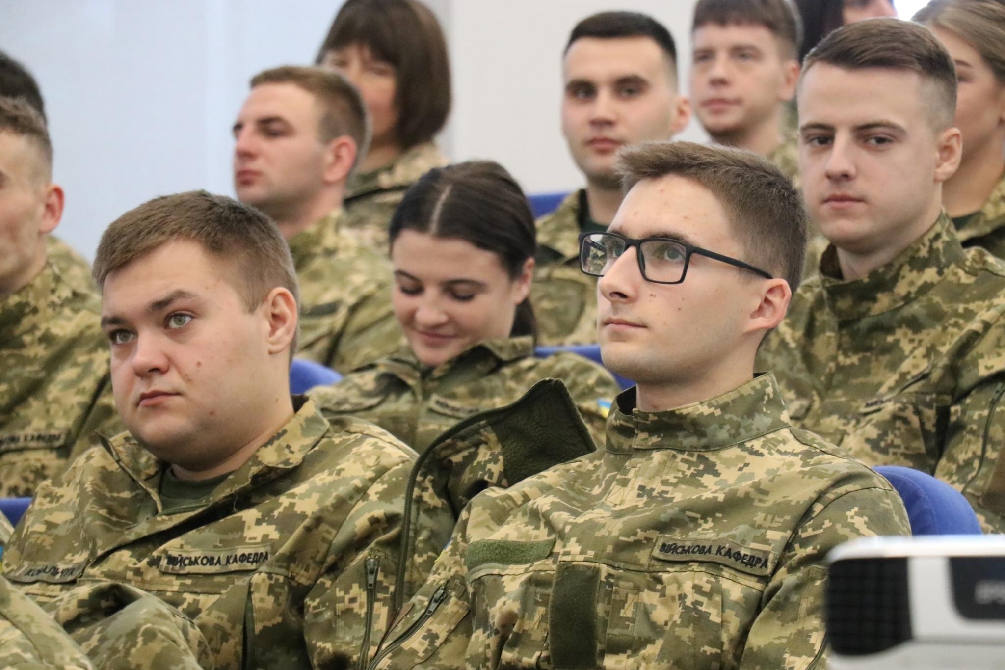 Стипендії курсантів військових університетів є вищими за мінімальну зарплату