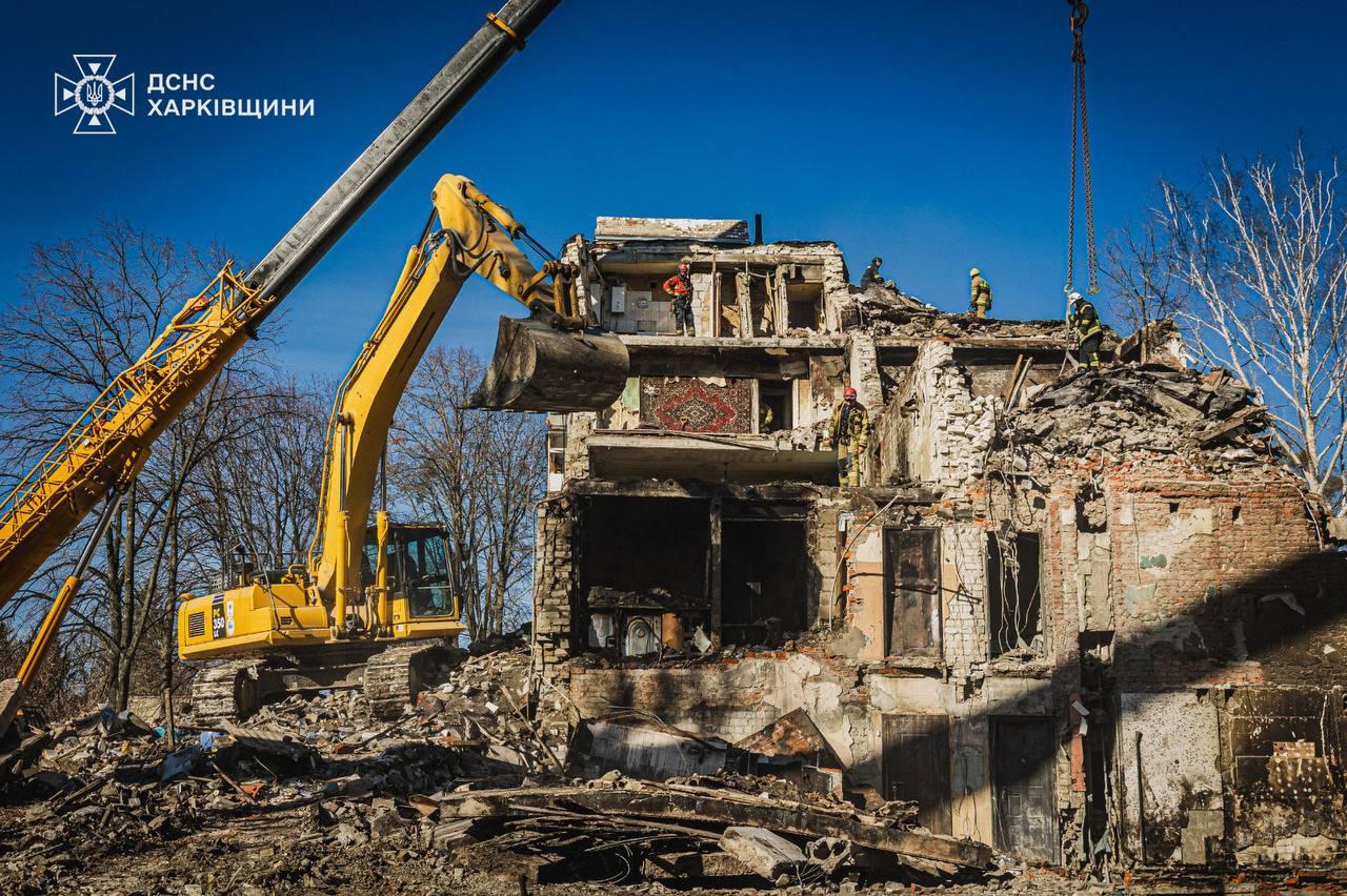 У Харкові завершили пошуково-рятувальні роботи після ракетного удару по будинку