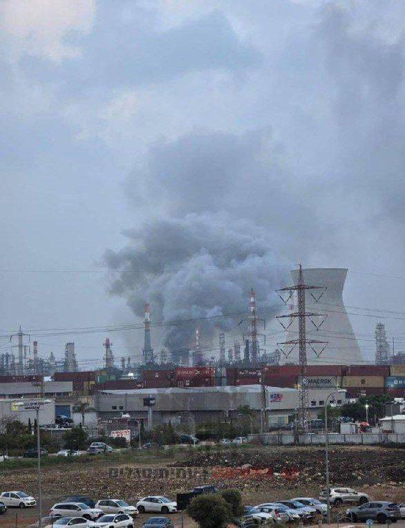 Іран ударив по нафтопереробному заводу в Хайфі, після чого частина міста залишилася без електрики