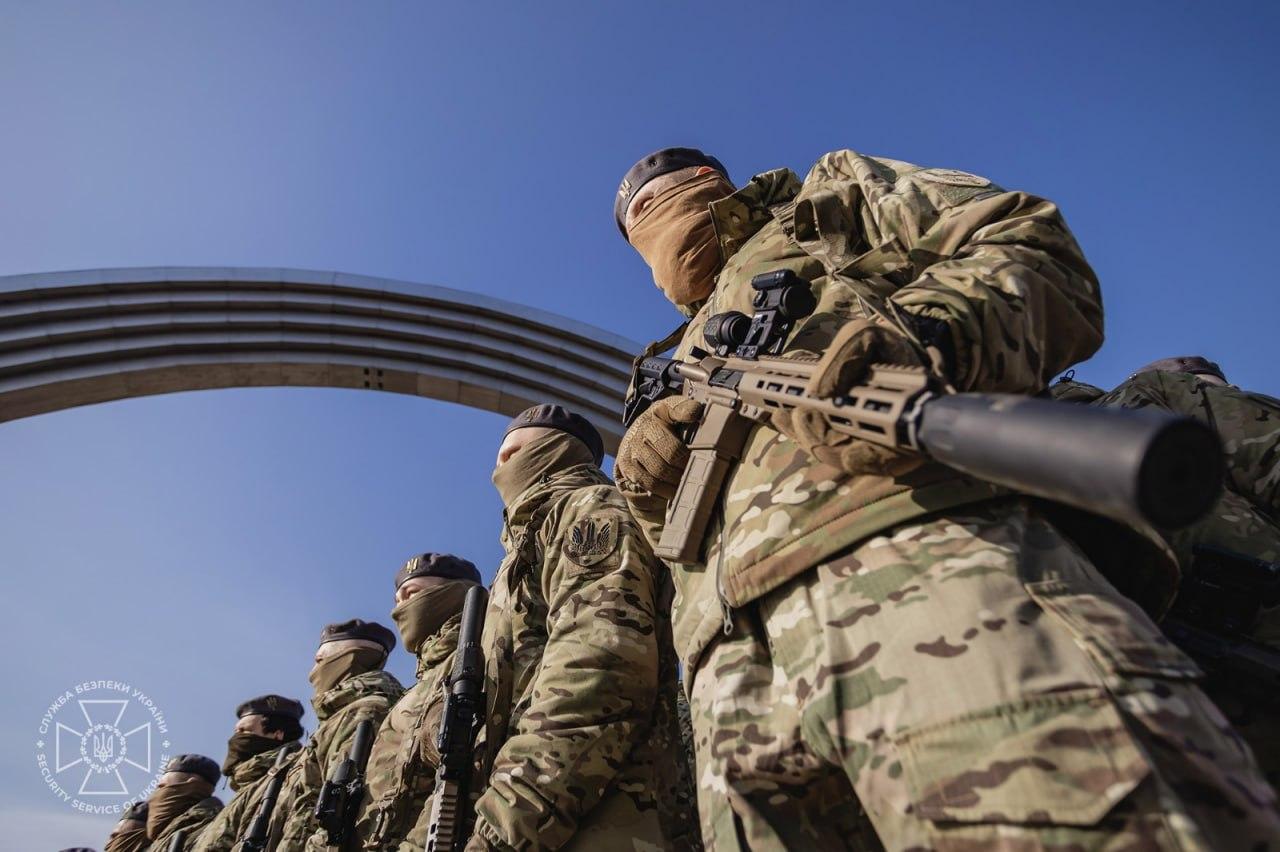 У Києві під Аркою Свободи українського народу відкрили памʼятний знак на честь працівників СБУ