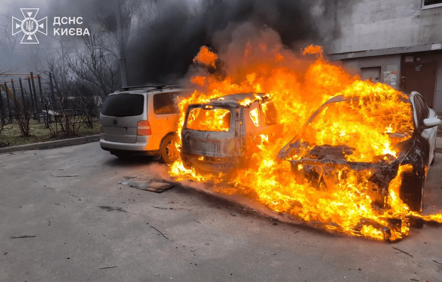 У Дніпровському районі спалахнули три автівки