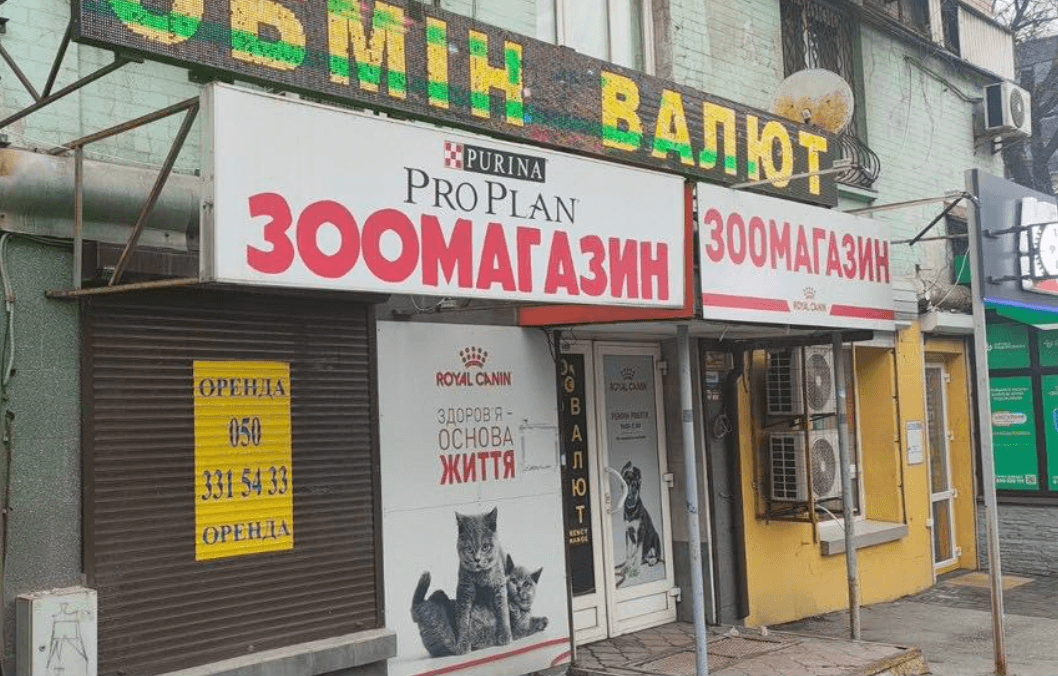 Київ у лютому звільняли від незаконної реклами: що було і що стало