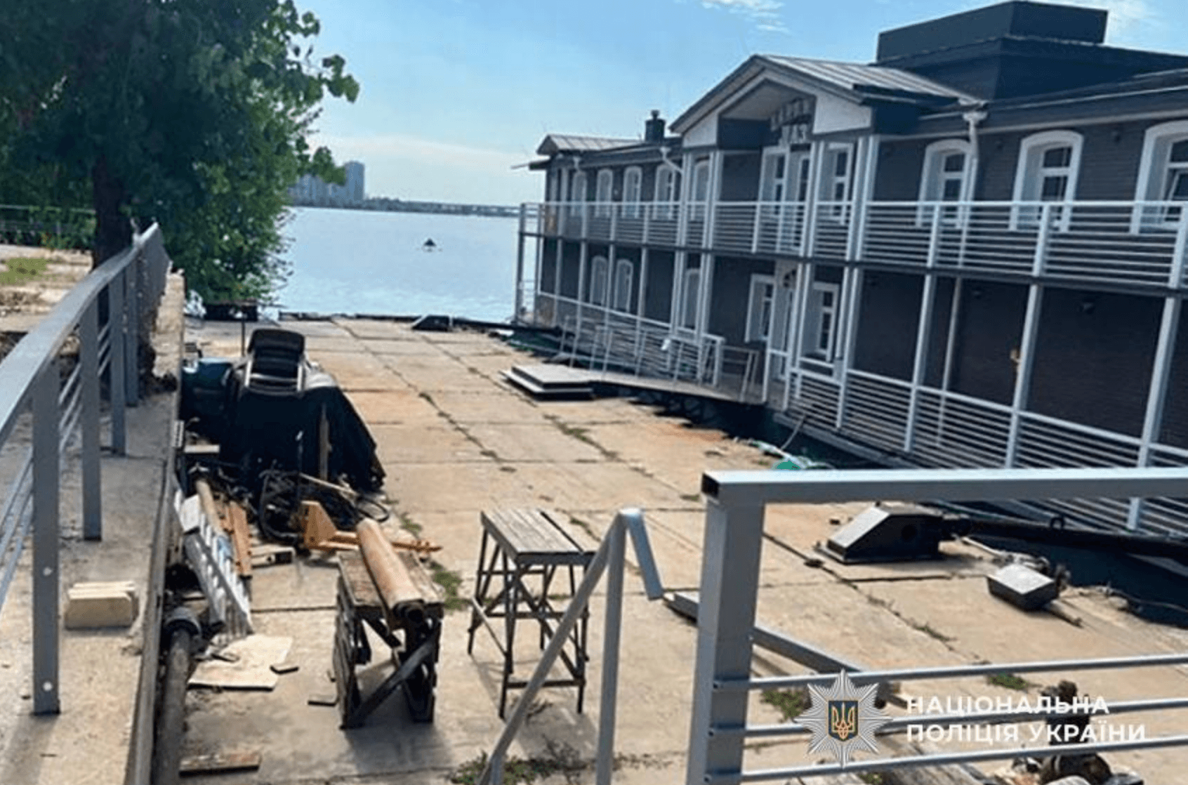 Двоє підприємців незаконно заволоділи річковим причалом у Києві та збудували там базу відпочинку