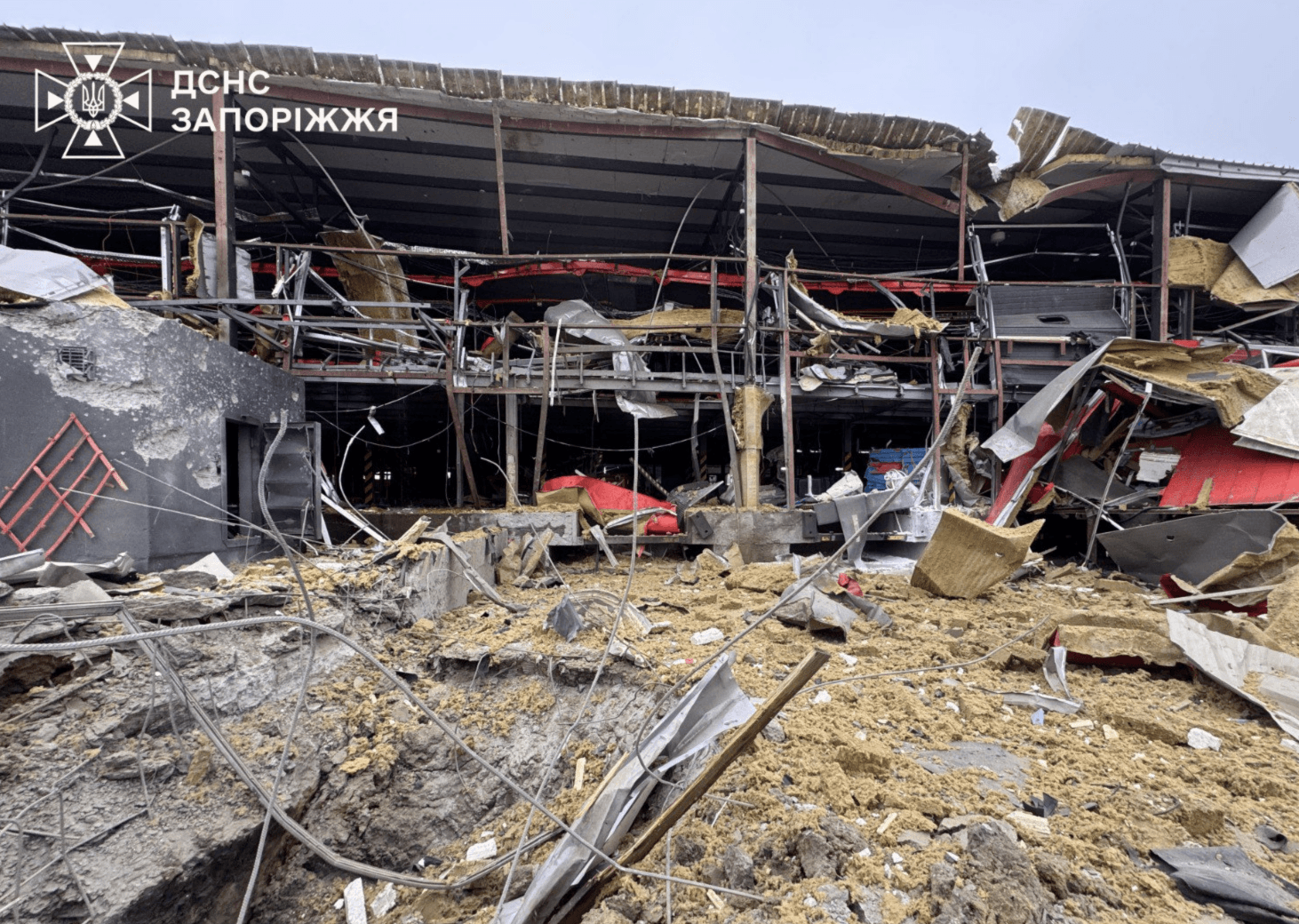 Росіяни вдарили по терміналу «Нової пошти» у Запоріжжі: 8 людей постраждали