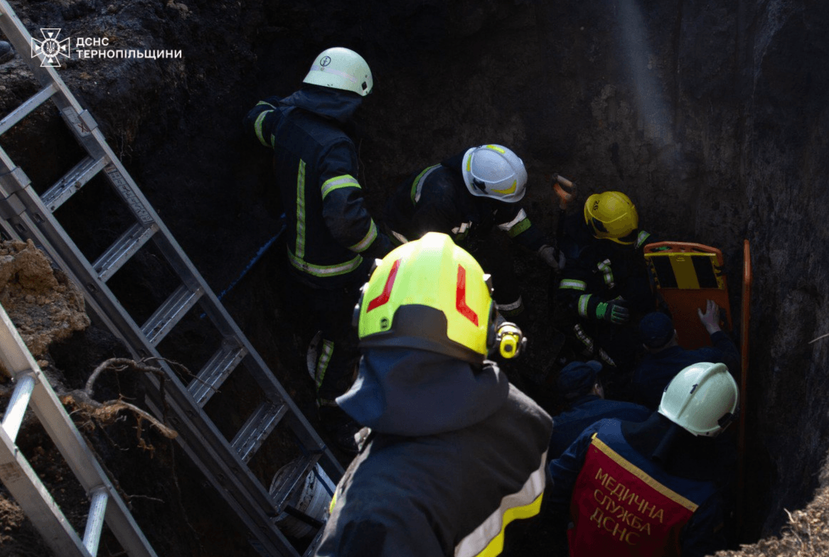 На Тернопільщині під час обвалу ґрунту загинув чоловік, а повторний зсув засипав рятувальників