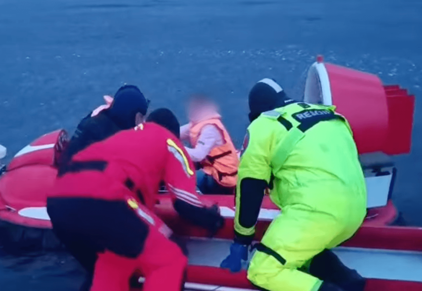 На Оболоні врятували жінку з дитиною, які опинилися на відірваній крижині 