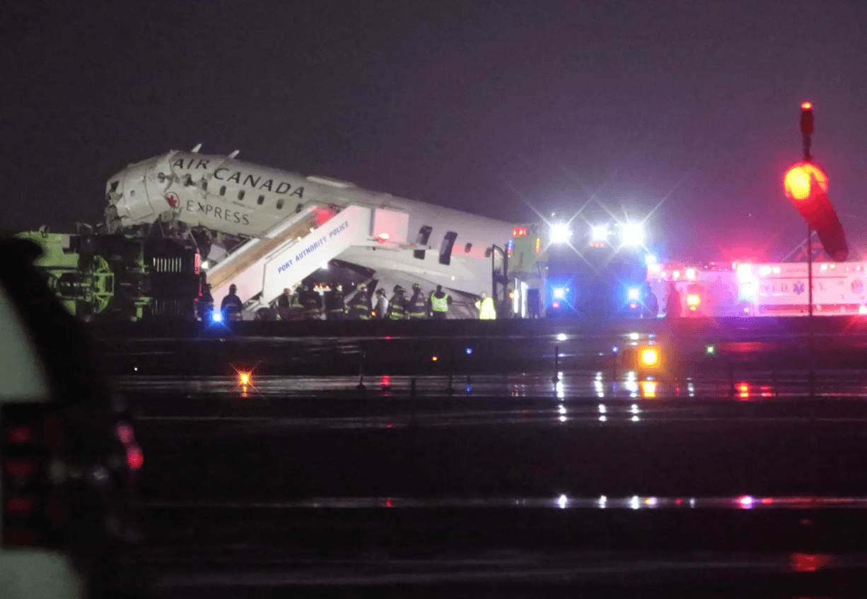 У Нью-Йорку літак зіткнувся з пожежною машиною в аеропорту: є постраждалі