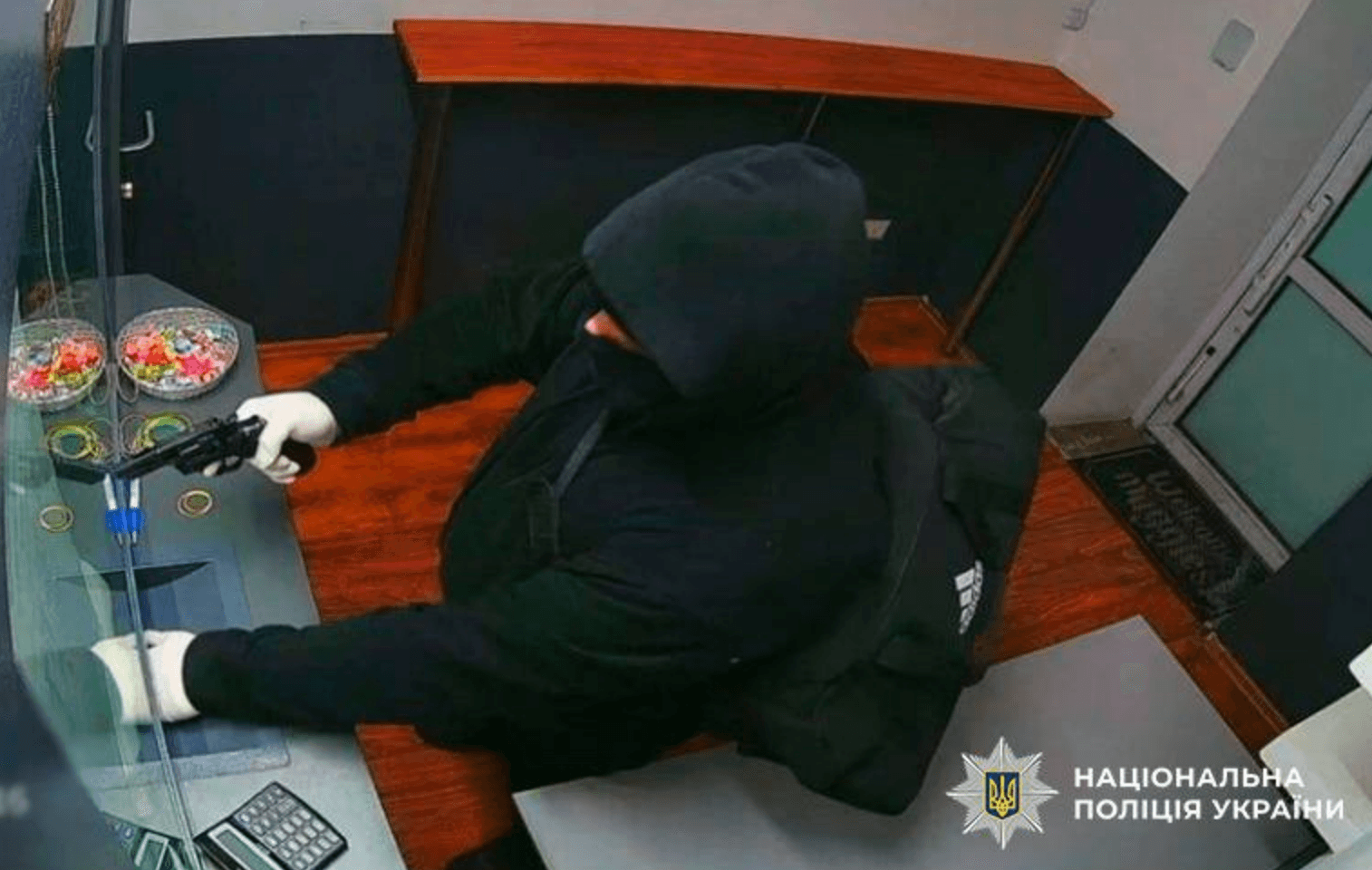 Хотів розрахуватися з боргами: на Подолі чоловік зі зброєю намагався пограбувати пункт обміну