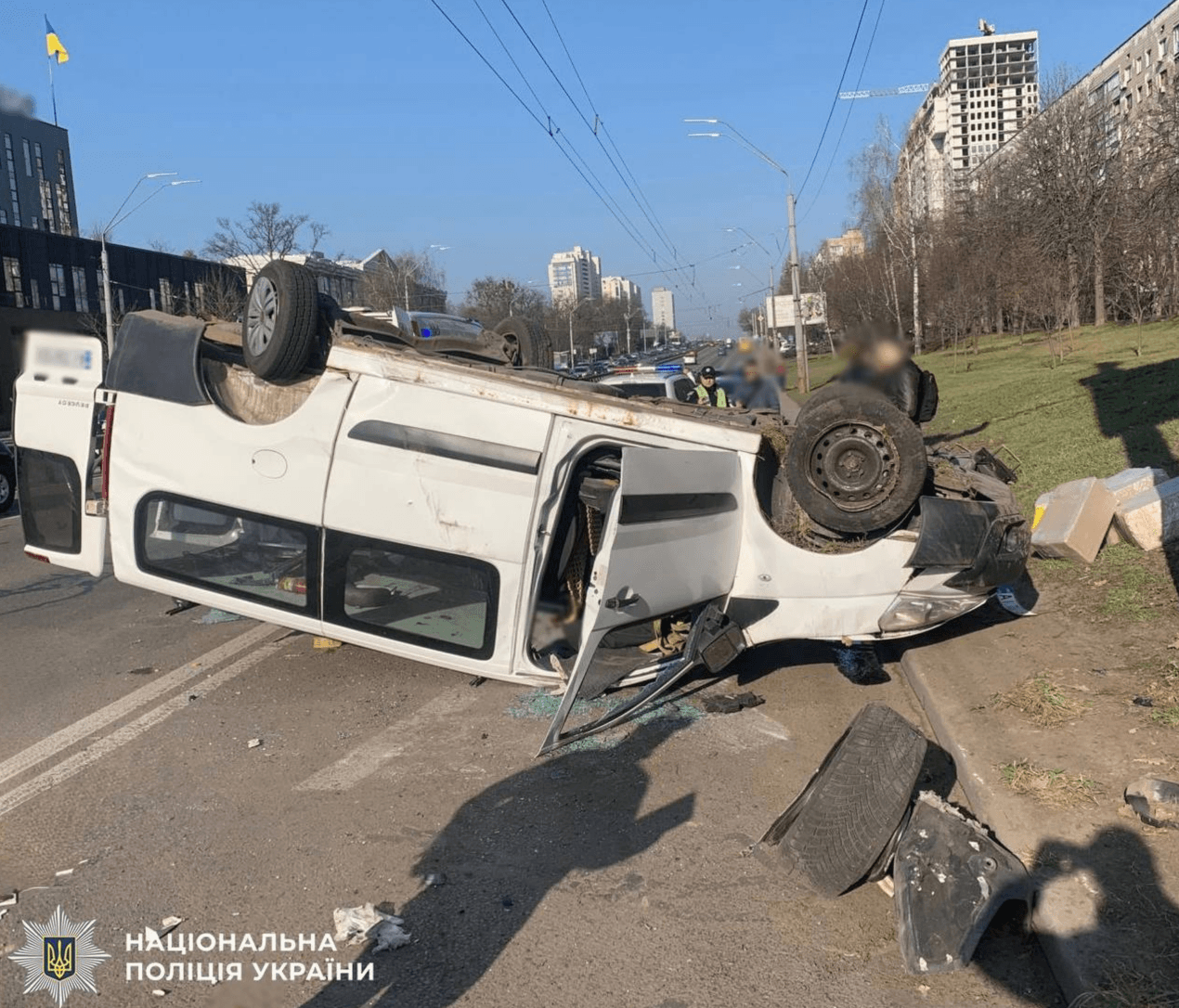 На Берестейському проспекті внаслідок зіткнення з Tesla перекинувся мікроавтобус: є постраждалі