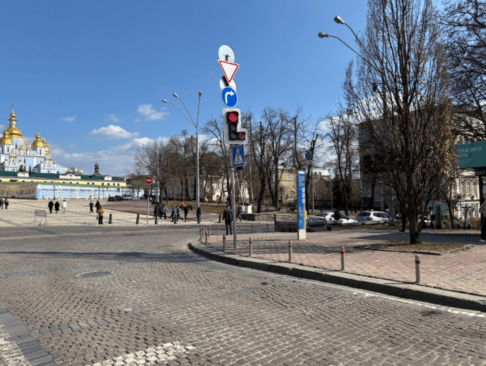 Перший світлофор із червоним колом заборони з’явився у Києві