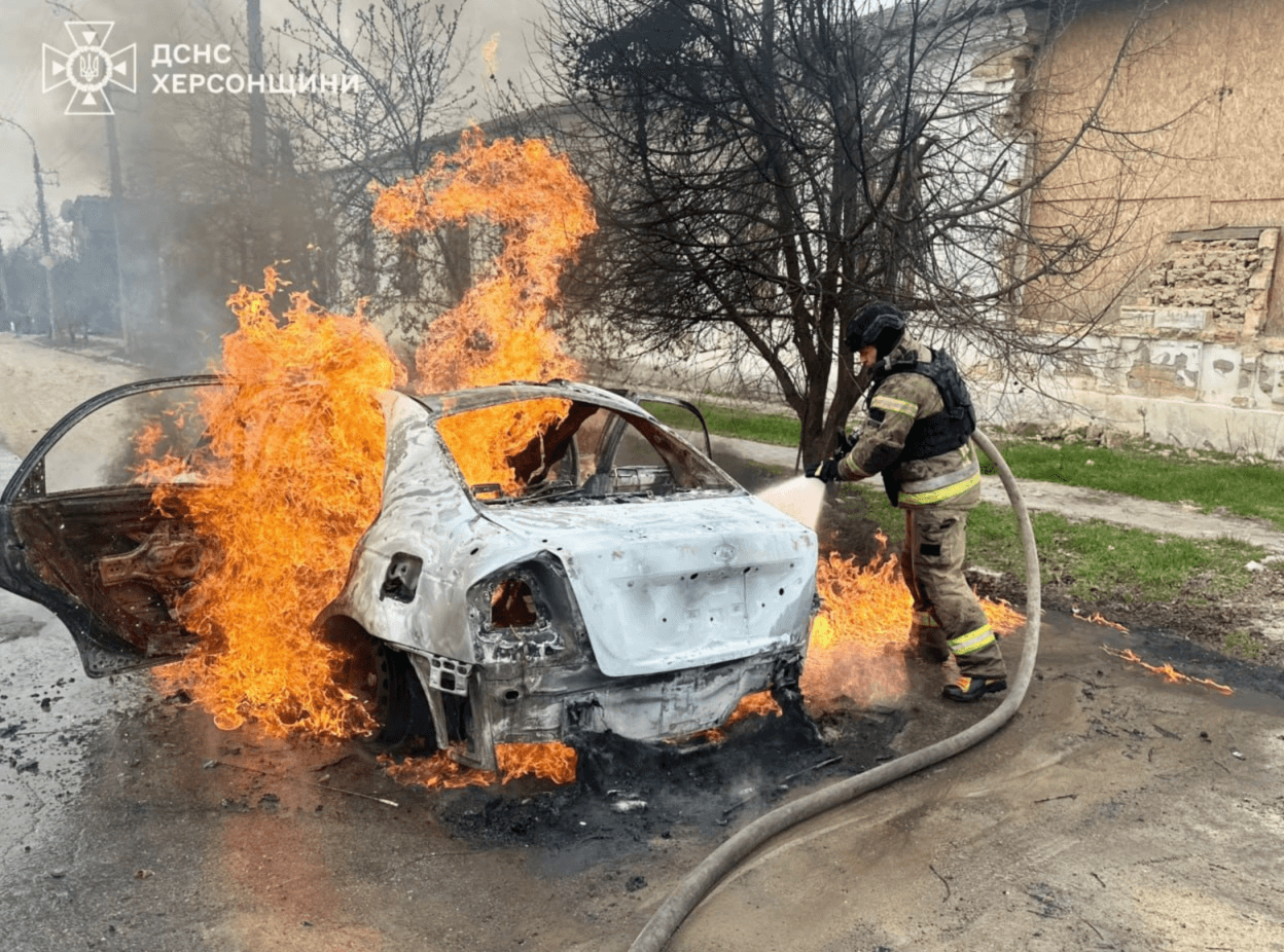 Росіяни атакували дві цивільні автівки у Херсоні: є загиблі та постраждалі
