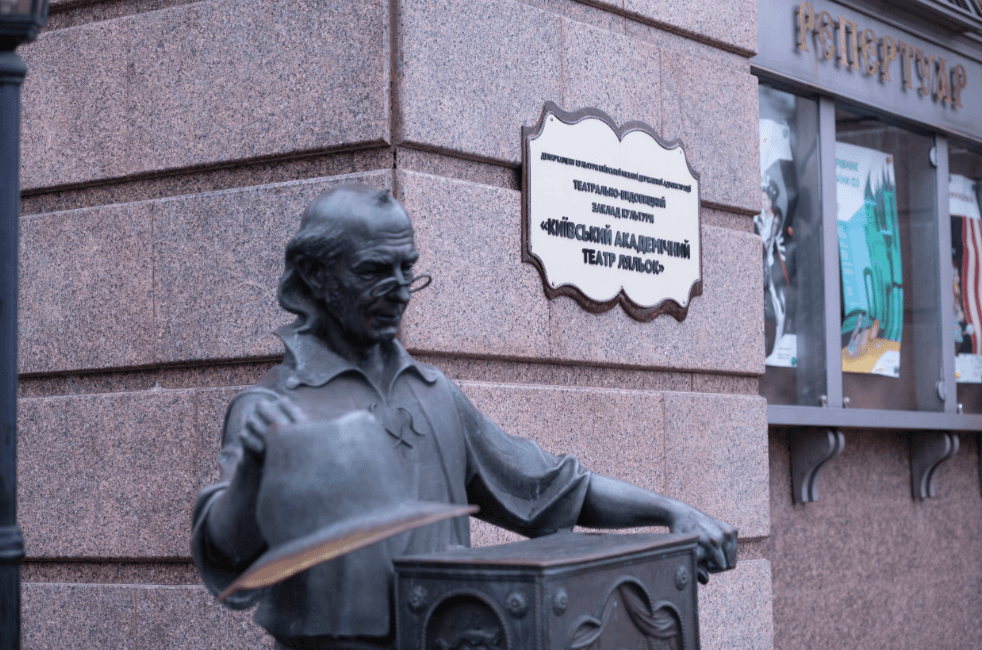 Зустрічі з письменниками, виставки та нові вистави: куди сходити у Києві цього тижня