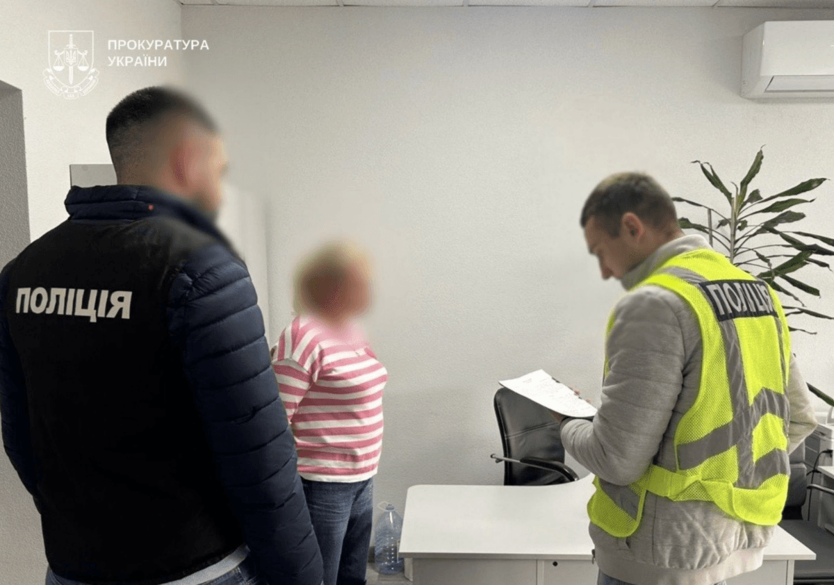 У Дніпровському районі посадовиця нажилася на закупівлі фарби та канцелярії для шкіл