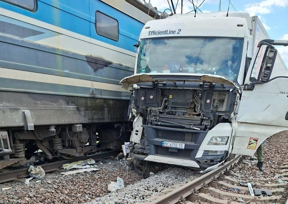 На Львівщині вантажівка зіткнулась з локомотивом поїзда Перемишль — Київ