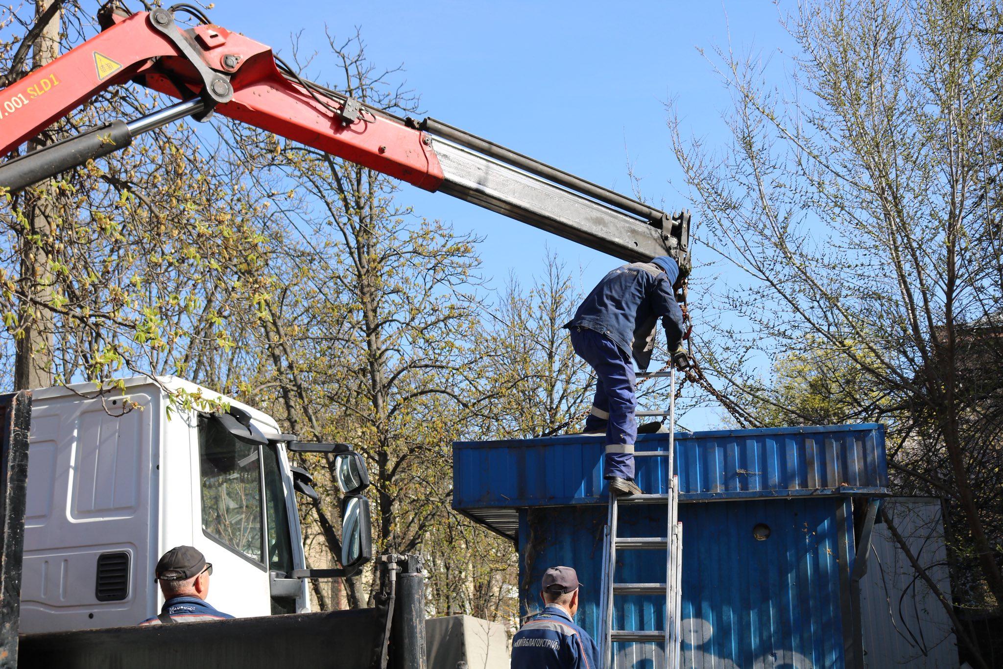 На Солом’янці демонтують кіоски, які «душили» вулицю