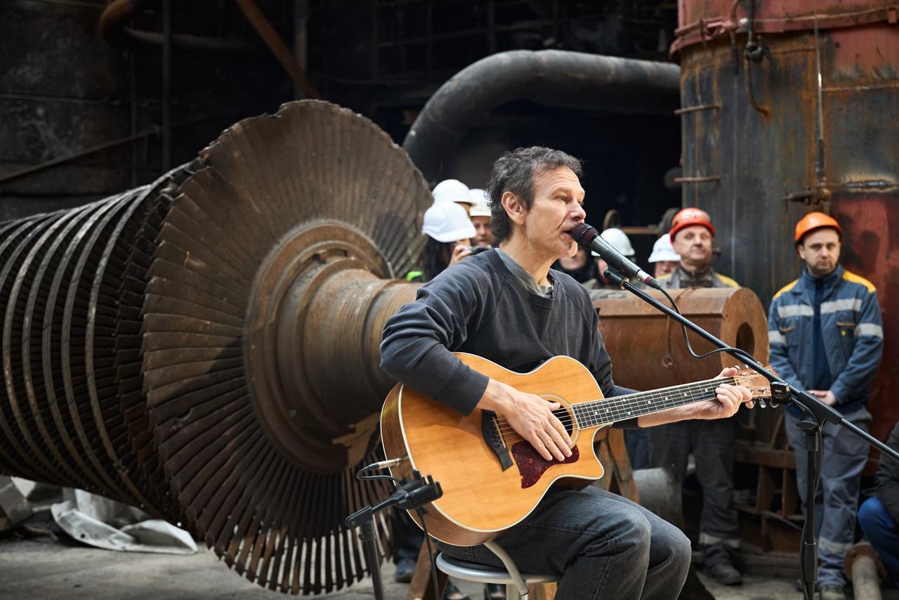 «Вони справжні герої». Вакарчук заспівав для енергетиків на зруйнованій ТЕС