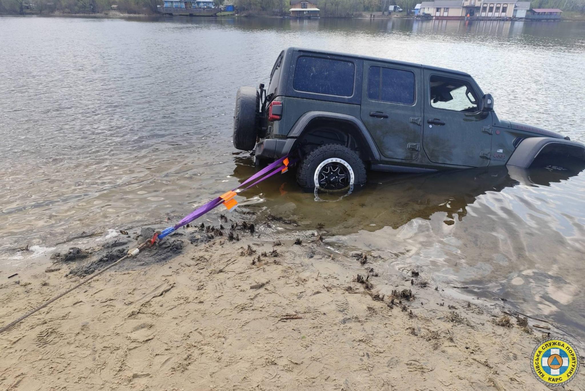 Киянин через необережність втопив автівку в затоці Дніпра