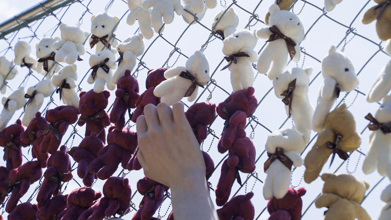 «Путін викрав 20 000 українських дітей»: у Вашингтоні з’явилась інсталяція із ведмедиків