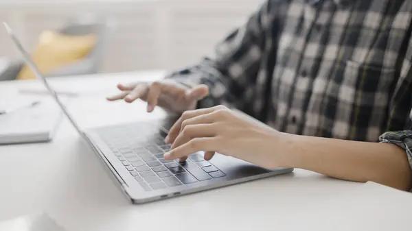 Підліток-«хакер» зламував поштомати і викрав посилок на пів мільйона гривень