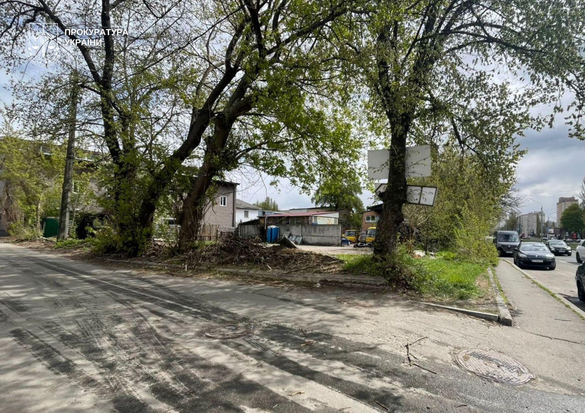 На Оболоні демонтували незаконний паркан і стоянку, облаштовані на комунальній землі