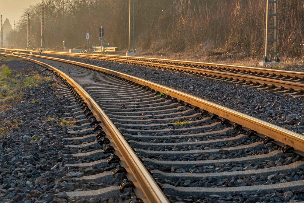 Вантажівка врізалась у пасажирський поїзд на Харківщині: низка рейсів затримується