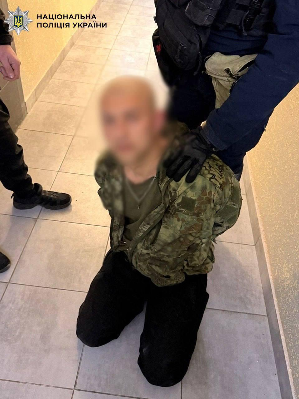 У Києві затримали чоловіка з автоматом на території житлового комплексу