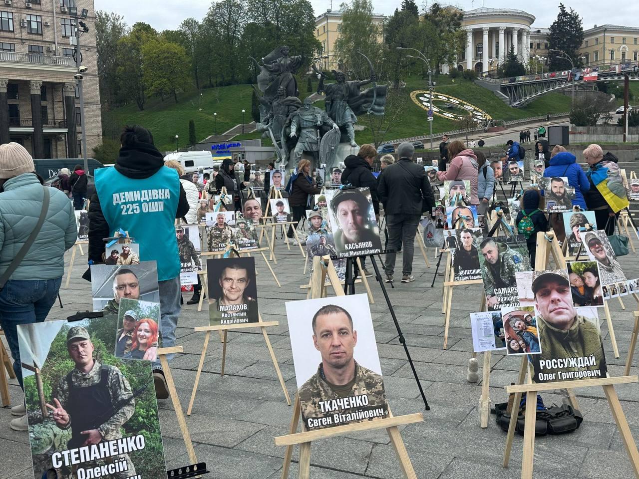 У Києві відбулася акція-фотовиставка «Обличчя безвісти»