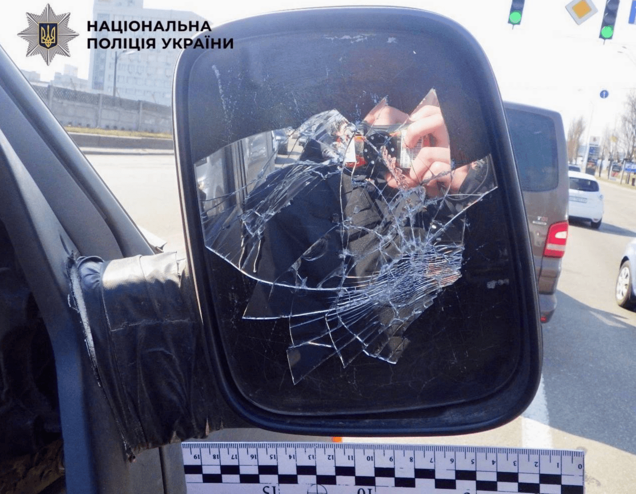 У Києві чоловік розбив дзеркало в автівці військового та пограбував його