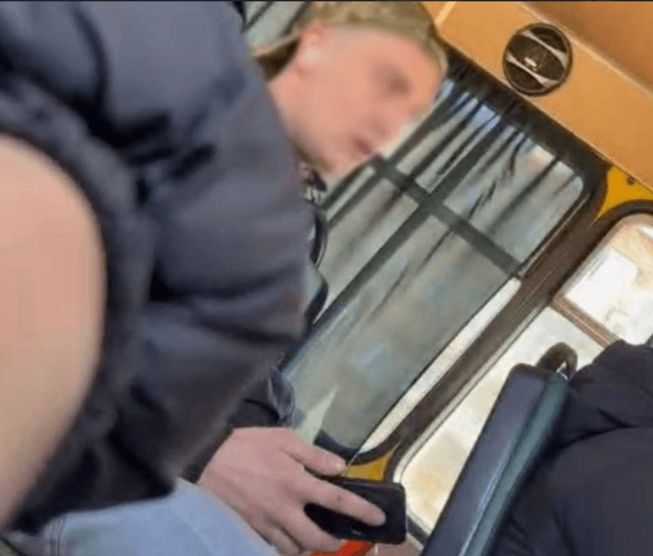 У Києві пасажир розпилив газовий балончик у заповненій маршрутці