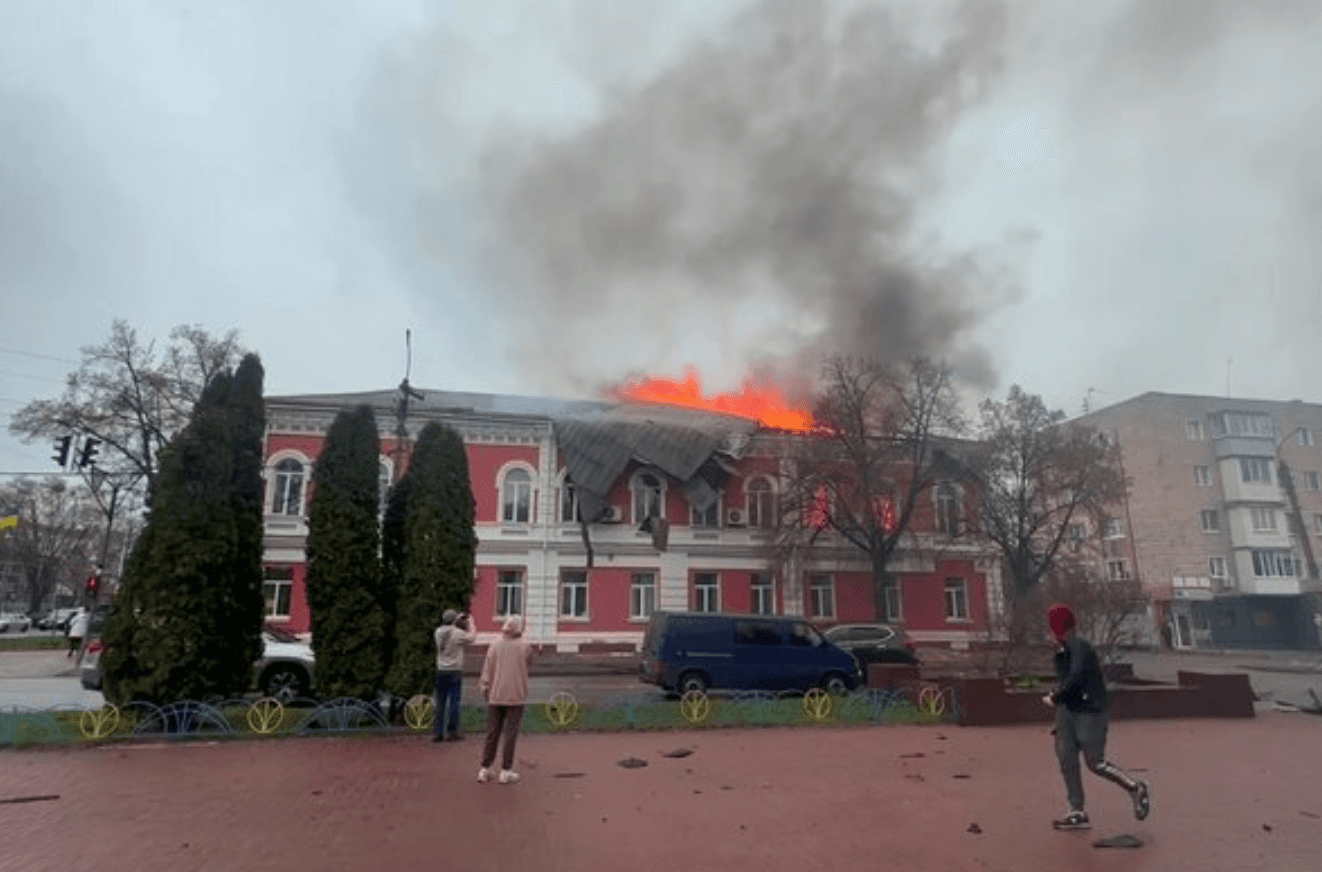 Росіяни поцілили у будівлю міськради у Прилуках: сталася масштабна пожежа