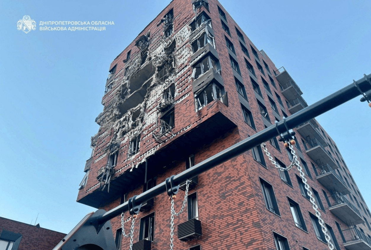 Ворог вдарив по Дніпру: понівечені адмінбудівля і багатоповерхівка, є постраждалі